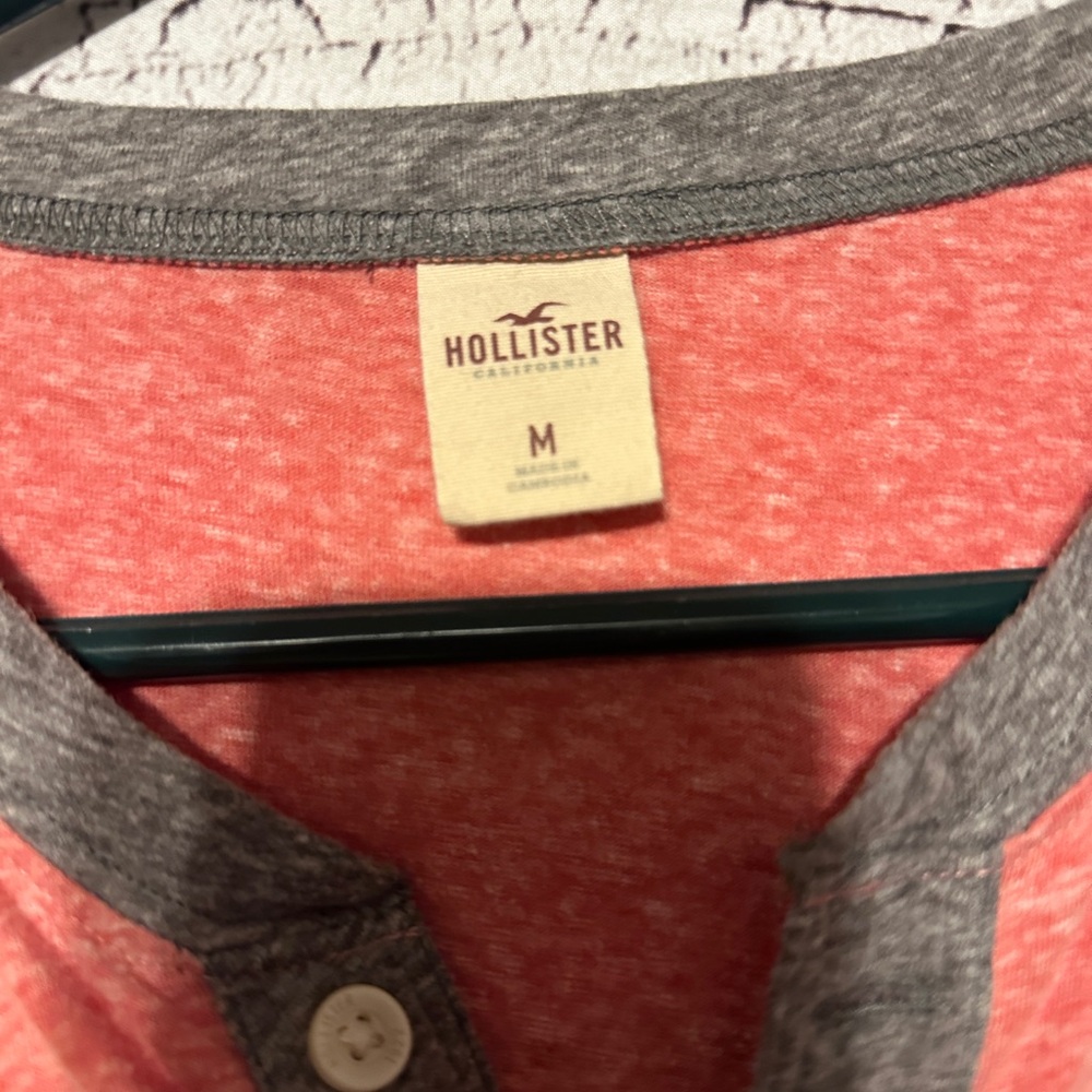 Hollister Men’s Henley Shirt Medium Coral Gray Long Sleeve Colorblock Pocket Tee - Picture 2 of 5